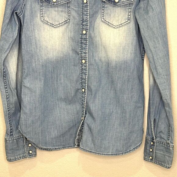 American Eagle Outfitters Shirt Womens 10 Blue Chambray Denim Western Pearl Snap - Picture 5 of 9